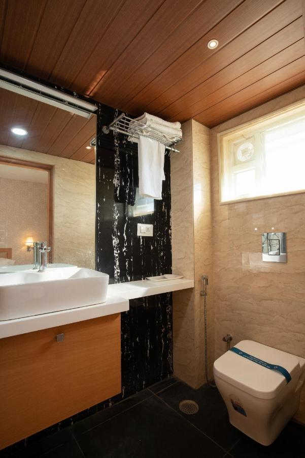 Kvr Capitol Suites Vijayawāda Exterior foto